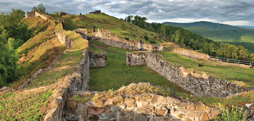 04._ZV_Pusty_hrad_panorama_z-1024x487