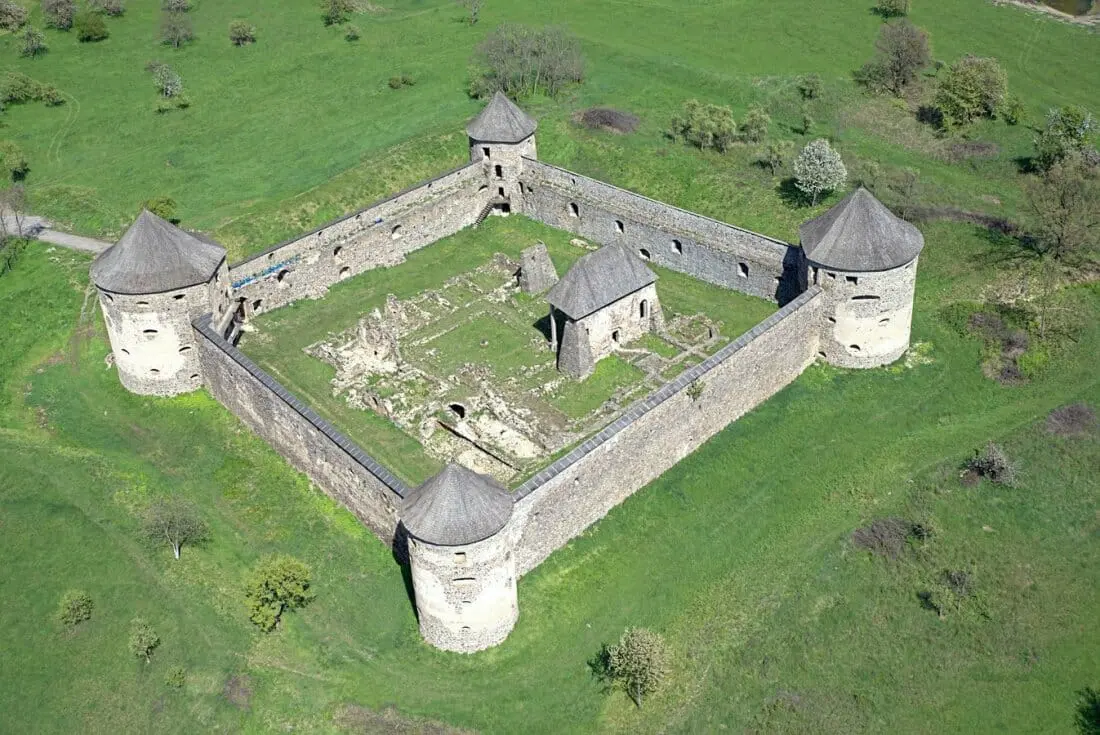 Hrad Bzovík (1)